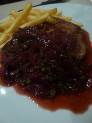 Foie de Veau, Estragon, persil, capres, oignons rouges, vinaigre balsamique, vinaigre à la framboise, vin blanc sec, fond de veau foncé, thym, laurier, ail, beurre carifié