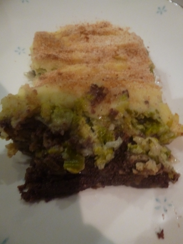 boudin noir,pommes de terre,oignons,ail,chou vert frisé,vinaigre de vin blanc,crème liquide,beurre,muscade