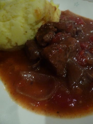boeuf,porc,oignons rouges,raisins secs,vinaigre à la tomate,tomates,puree de tomates,citron,persil,huile d'olive,poivre de jamaïque,clous de girofle,ail,laurier,cannelle,origan,vin rouge,vinaigre de vin rouge
