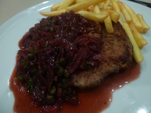 Foie de Veau, Estragon, persil, capres, oignons rouges, vinaigre balsamique, vinaigre à la framboise, vin blanc sec, fond de veau foncé, thym, laurier, ail, beurre carifié