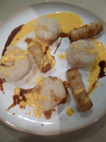 salsifis,coquilles st jacques,mimolette,café,fond de veau brun,chicorée,vinaigre de xères,mycrio,fleur de sel,crème,citron,vin blanc,piment d'espelette