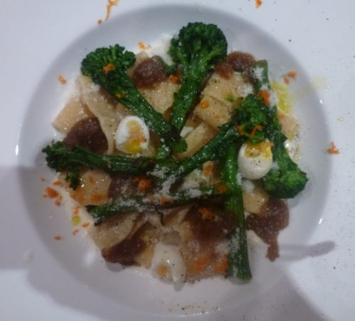 paccheri,calamaretti,orange,pecorino,oeufs de caille,broccoletti,ail,thym,mozzarella,crème,lait,piment,huile d'olive,acnhois,amandes