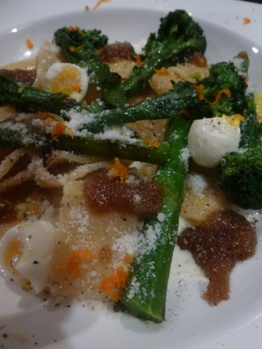paccheri,calamaretti,orange,pecorino,oeufs de caille,broccoletti,ail,thym,mozzarella,crème,lait,piment,huile d'olive,acnhois,amandes