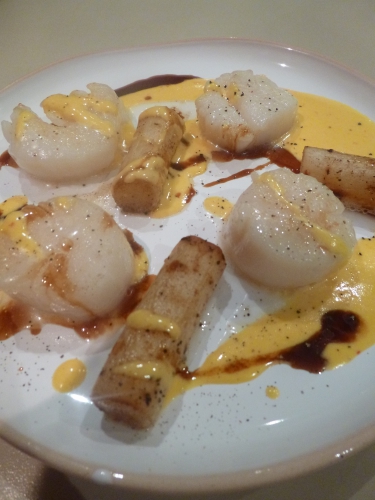 salsifis,coquilles st jacques,mimolette,café,fond de veau brun,chicorée,vinaigre de xères,mycrio,fleur de sel,crème,citron,vin blanc,piment d'espelette