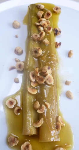 poireaux,graines de coriandre,vin blanc,citron,bergalote,vinaigre de kalamansi,huile d'olive,laurier,sauce soja,bouillon de volaille,poivre noir,moutarde,sucre,echalote,noisettes