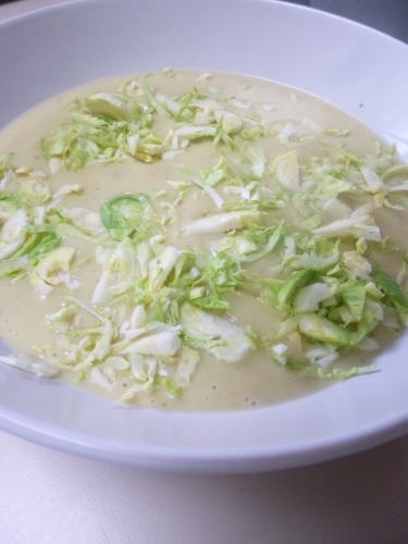 choux de bruxelles,pommes de terre,bouillon de légumes,ail,paprika,muscade,lard fumé,crème liquide