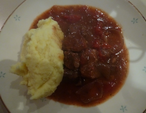 boeuf,porc,oignons rouges,raisins secs,vinaigre à la tomate,tomates,puree de tomates,citron,persil,huile d'olive,poivre de jamaïque,clous de girofle,ail,laurier,cannelle,origan,vin rouge,vinaigre de vin rouge