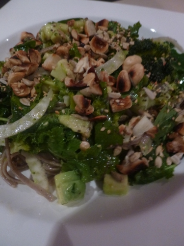 nouilles soba,huile d'olive,broccoli,fenouil,concombre,jeunes oignons,pomme granny,avocat,epinards,chou kale,noix,noisettes,noix de cajou,noix du brésil,amandes,graines de chia,graines de tournesol,nigelle,graines de sésame,coriandre,citron vert,huile de sésame grillé,ail,gingembre,tamarin,sauce chili douce