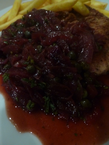 Foie de Veau, Estragon, persil, capres, oignons rouges, vinaigre balsamique, vinaigre à la framboise, vin blanc sec, fond de veau foncé, thym, laurier, ail, beurre carifié