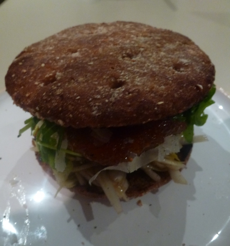 burger de canard,ferme de la tour,chicon,mirin,parmesan,roquette,pignons de pin,vinaigre balsamique,huile d'olive,oranges,cannelle,gingembre,vanille,vinaigre blanc,sucre,raisins secs,sauce hoisin,buns