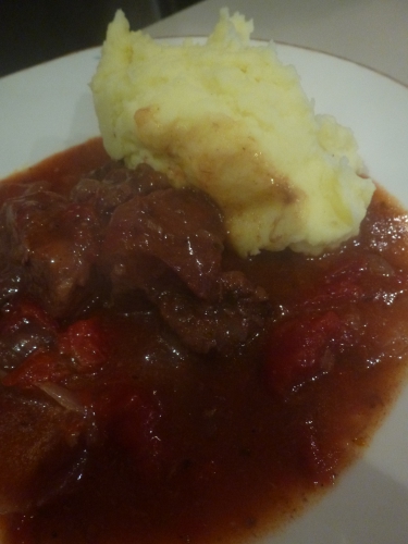 boeuf,porc,oignons rouges,raisins secs,vinaigre à la tomate,tomates,puree de tomates,citron,persil,huile d'olive,poivre de jamaïque,clous de girofle,ail,laurier,cannelle,origan,vin rouge,vinaigre de vin rouge