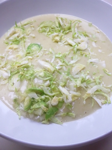 choux de bruxelles,pommes de terre,bouillon de légumes,ail,paprika,muscade,lard fumé,crème liquide