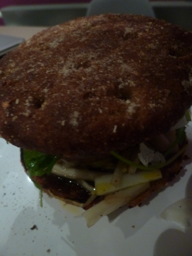 burger de canard,ferme de la tour,chicon,mirin,parmesan,roquette,pignons de pin,vinaigre balsamique,huile d'olive,oranges,cannelle,gingembre,vanille,vinaigre blanc,sucre,raisins secs,sauce hoisin,buns