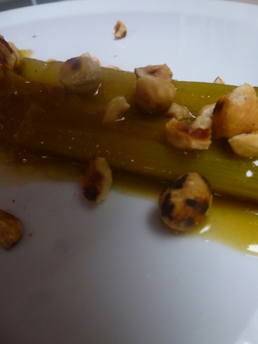 poireaux,graines de coriandre,vin blanc,citron,bergalote,vinaigre de kalamansi,huile d'olive,laurier,sauce soja,bouillon de volaille,poivre noir,moutarde,sucre,echalote,noisettes