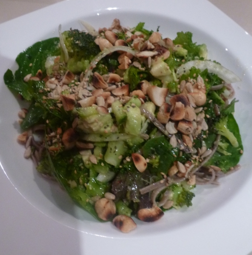 nouilles soba,huile d'olive,broccoli,fenouil,concombre,jeunes oignons,pomme granny,avocat,epinards,chou kale,noix,noisettes,noix de cajou,noix du brésil,amandes,graines de chia,graines de tournesol,nigelle,graines de sésame,coriandre,citron vert,huile de sésame grillé,ail,gingembre,tamarin,sauce chili douce