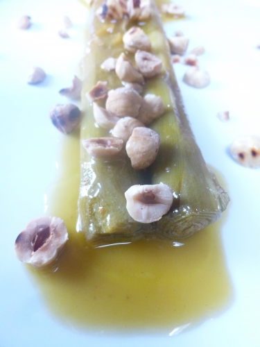 poireaux,graines de coriandre,vin blanc,citron,bergalote,vinaigre de kalamansi,huile d'olive,laurier,sauce soja,bouillon de volaille,poivre noir,moutarde,sucre,echalote,noisettes