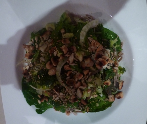nouilles soba,huile d'olive,broccoli,fenouil,concombre,jeunes oignons,pomme granny,avocat,epinards,chou kale,noix,noisettes,noix de cajou,noix du brésil,amandes,graines de chia,graines de tournesol,nigelle,graines de sésame,coriandre,citron vert,huile de sésame grillé,ail,gingembre,tamarin,sauce chili douce