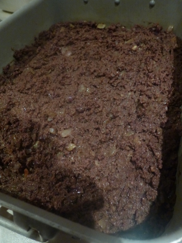 boudin noir,pommes de terre,oignons,ail,chou vert frisé,vinaigre de vin blanc,crème liquide,beurre,muscade