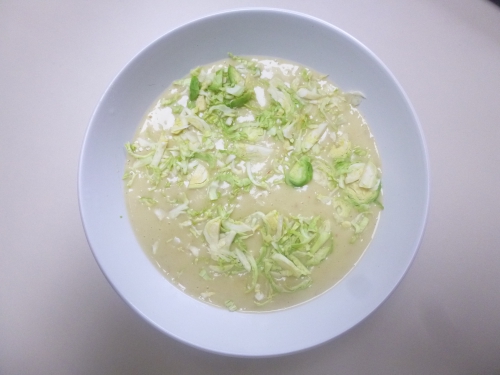 choux de bruxelles,pommes de terre,bouillon de légumes,ail,paprika,muscade,lard fumé,crème liquide