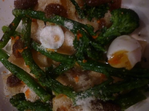 paccheri,calamaretti,orange,pecorino,oeufs de caille,broccoletti,ail,thym,mozzarella,crème,lait,piment,huile d'olive,acnhois,amandes