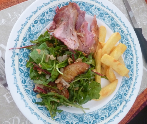 roquette,pêches,amandes,parmesan,bressaola,huile d'olive,vinaigre balsamique