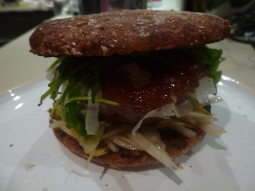burger de canard,ferme de la tour,chicon,mirin,parmesan,roquette,pignons de pin,vinaigre balsamique,huile d'olive,oranges,cannelle,gingembre,vanille,vinaigre blanc,sucre,raisins secs,sauce hoisin,buns