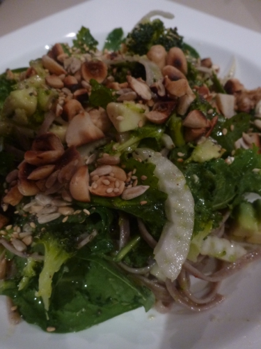 nouilles soba,huile d'olive,broccoli,fenouil,concombre,jeunes oignons,pomme granny,avocat,epinards,chou kale,noix,noisettes,noix de cajou,noix du brésil,amandes,graines de chia,graines de tournesol,nigelle,graines de sésame,coriandre,citron vert,huile de sésame grillé,ail,gingembre,tamarin,sauce chili douce