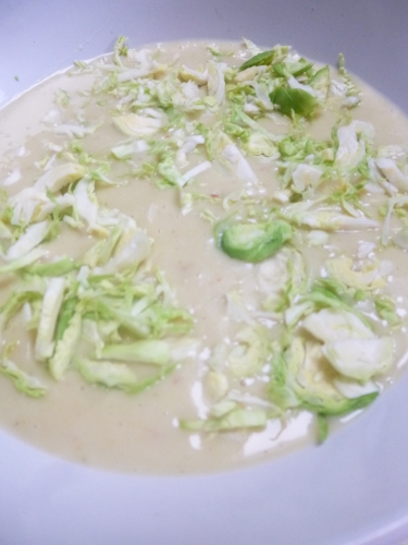 choux de bruxelles,pommes de terre,bouillon de légumes,ail,paprika,muscade,lard fumé,crème liquide