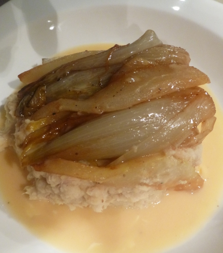 pommes de terre,beurre,lait,anis etoilé,ail,thym,laurier,maquereau fumé,bière blanche,echalote,crème,chicons,poires,chicorée,muscade,jus de poire,sucre,citron