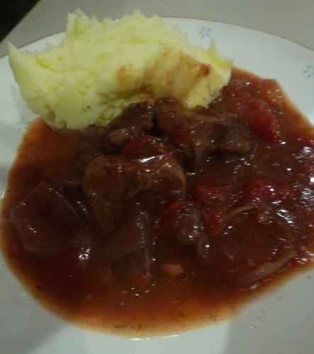 boeuf,porc,oignons rouges,raisins secs,vinaigre à la tomate,tomates,puree de tomates,citron,persil,huile d'olive,poivre de jamaïque,clous de girofle,ail,laurier,cannelle,origan,vin rouge,vinaigre de vin rouge