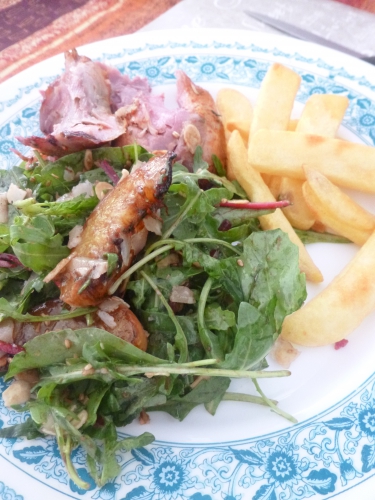 roquette,pêches,amandes,parmesan,bressaola,huile d'olive,vinaigre balsamique