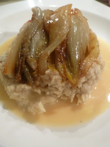 pommes de terre,beurre,lait,anis etoilé,ail,thym,laurier,maquereau fumé,bière blanche,echalote,crème,chicons,poires,chicorée,muscade,jus de poire,sucre,citron