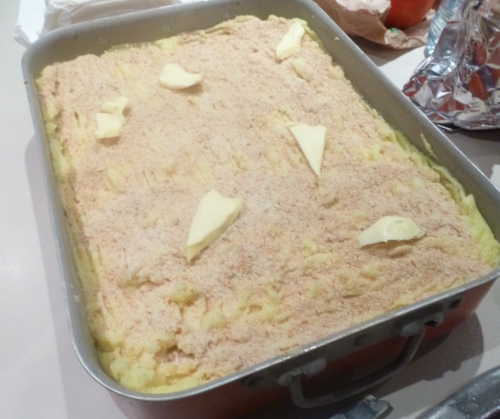 boudin noir,pommes de terre,oignons,ail,chou vert frisé,vinaigre de vin blanc,crème liquide,beurre,muscade