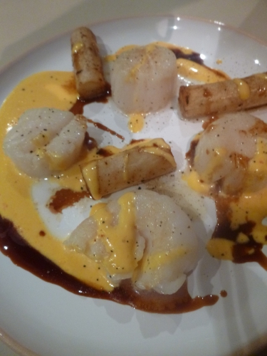 salsifis,coquilles st jacques,mimolette,café,fond de veau brun,chicorée,vinaigre de xères,mycrio,fleur de sel,crème,citron,vin blanc,piment d'espelette