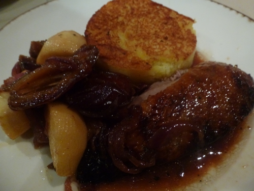 canette de barbarie,miel,sauce soja,5 épices,ail,citron,gros sel,pommes de terre,crème epaisse,beurre,beurre clarifié,pommes boscoop,figues sèchées,dattes sèchées,fond de volaille,cidre brut,calvados,oignons rouges,lardons fumé,vinaigre de xères,muscade