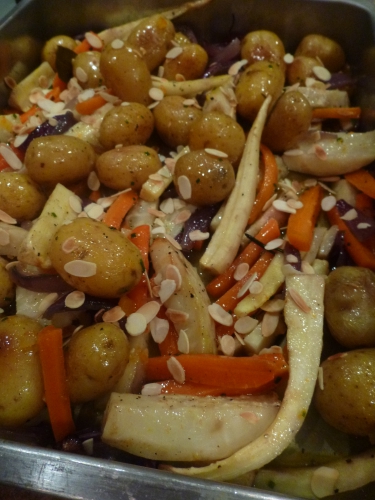 grenailles,céleri rave,carottes,panais,oignon rouge,beurre demi-sel,huile d'olive,miel,laurier,romarin,huile d'amandes,amandes effilées,ecorce d'oranges confites,ciboulette,orange