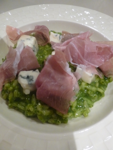 echalote,huile d'olive,riz à risotto,bouillon de volaille,vermouth,vin blanc,epinards,coriandre,persil plat,menthe,beurre,parmesan,citron,culatello artigianale,gorgonzola