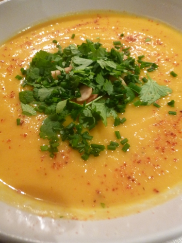 poireaux,oignons,ail,panais,patates douces,bouillon de volaille,bouillon de légumes,crème liquide,crème épaisse,lait de coco,piment d'espelette,curcuma,curry,gingembre,coriandre,ciboulette,cacaouetes non salées