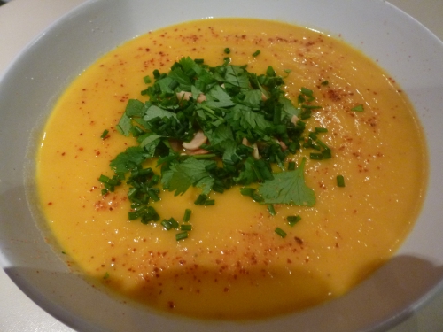 poireaux,oignons,ail,panais,patates douces,bouillon de volaille,bouillon de légumes,crème liquide,crème épaisse,lait de coco,piment d'espelette,curcuma,curry,gingembre,coriandre,ciboulette,cacaouetes non salées