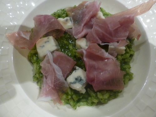 echalote,huile d'olive,riz à risotto,bouillon de volaille,vermouth,vin blanc,epinards,coriandre,persil plat,menthe,beurre,parmesan,citron,culatello artigianale,gorgonzola