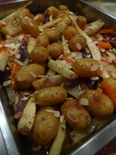 grenailles,céleri rave,carottes,panais,oignon rouge,beurre demi-sel,huile d'olive,miel,laurier,romarin,huile d'amandes,amandes effilées,ecorce d'oranges confites,ciboulette,orange