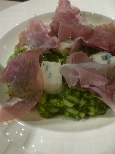 echalote,huile d'olive,riz à risotto,bouillon de volaille,vermouth,vin blanc,epinards,coriandre,persil plat,menthe,beurre,parmesan,citron,culatello artigianale,gorgonzola