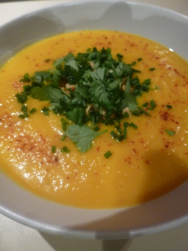 poireaux,oignons,ail,panais,patates douces,bouillon de volaille,bouillon de légumes,crème liquide,crème épaisse,lait de coco,piment d'espelette,curcuma,curry,gingembre,coriandre,ciboulette,cacaouetes non salées