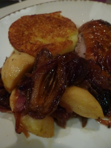 canette de barbarie,miel,sauce soja,5 épices,ail,citron,gros sel,pommes de terre,crème epaisse,beurre,beurre clarifié,pommes boscoop,figues sèchées,dattes sèchées,fond de volaille,cidre brut,calvados,oignons rouges,lardons fumé,vinaigre de xères,muscade