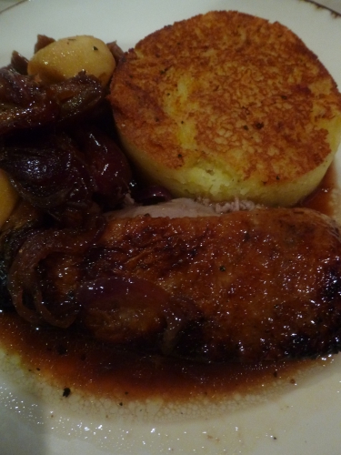 canette de barbarie,miel,sauce soja,5 épices,ail,citron,gros sel,pommes de terre,crème epaisse,beurre,beurre clarifié,pommes boscoop,figues sèchées,dattes sèchées,fond de volaille,cidre brut,calvados,oignons rouges,lardons fumé,vinaigre de xères,muscade