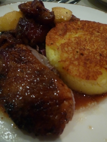 canette de barbarie,miel,sauce soja,5 épices,ail,citron,gros sel,pommes de terre,crème epaisse,beurre,beurre clarifié,pommes boscoop,figues sèchées,dattes sèchées,fond de volaille,cidre brut,calvados,oignons rouges,lardons fumé,vinaigre de xères,muscade