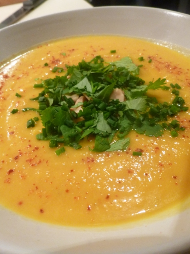 poireaux,oignons,ail,panais,patates douces,bouillon de volaille,bouillon de légumes,crème liquide,crème épaisse,lait de coco,piment d'espelette,curcuma,curry,gingembre,coriandre,ciboulette,cacaouetes non salées