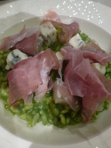 echalote,huile d'olive,riz à risotto,bouillon de volaille,vermouth,vin blanc,epinards,coriandre,persil plat,menthe,beurre,parmesan,citron,culatello artigianale,gorgonzola