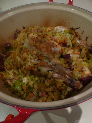 Pintade, Gésiers de Volaille, Gésiers de Canard, Poitrine Fumée, Chou Vert, Carotte, Céleri, Oignon Blanc, Baies de Genièvre, Echalotes, Ail, Thym, Laurier, Bouillon de Volaille, Beurre