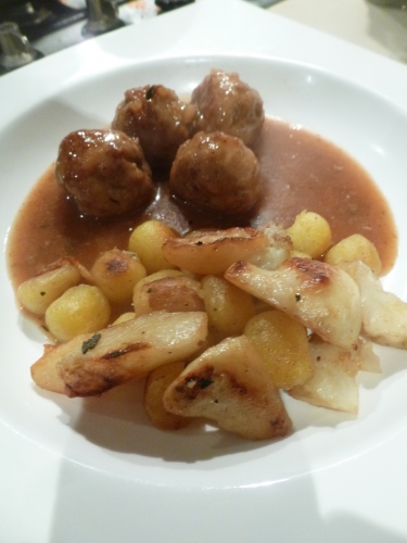 Gnocchi, Beurre, Sauge, Citron, Topinambours, Saindoux, Veau, Porc, Boeuf, Haché, Oignons, Ail, Muscade, Thym, Laurier, Geuze, Sucre Brun, Bouillon de Boeuf, Chapelure, Oeufs, Lait, Farine 